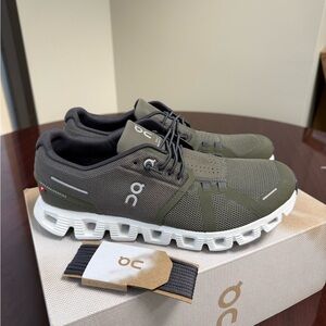 On Running Cloud 5 | Olive & White | Size 8m